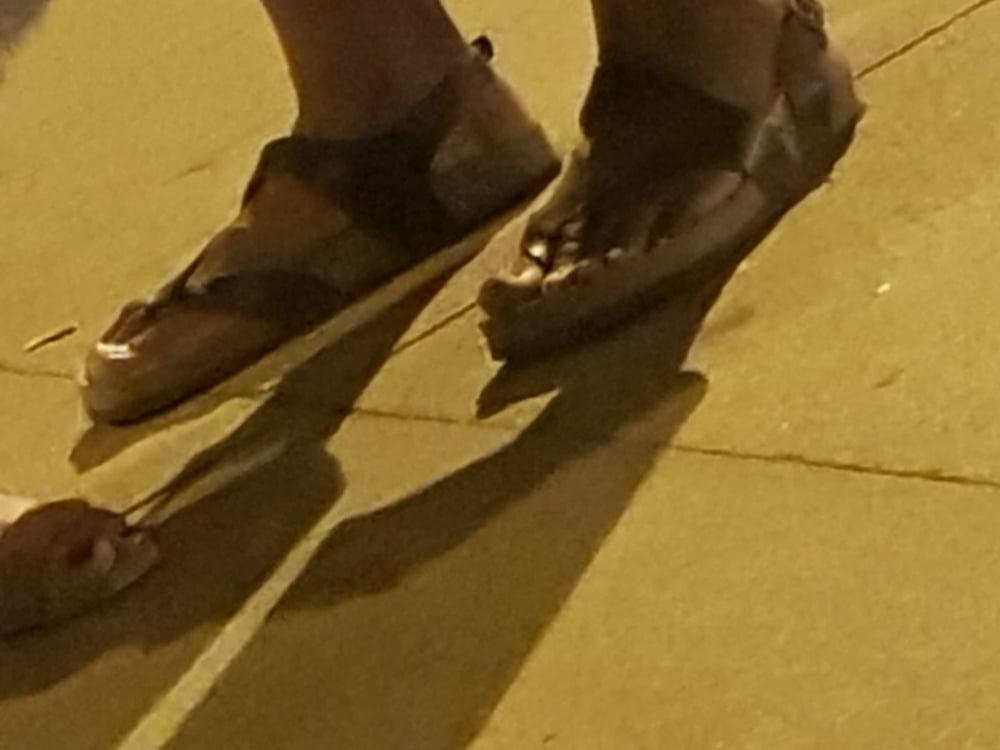 10P Capture of black and white feet