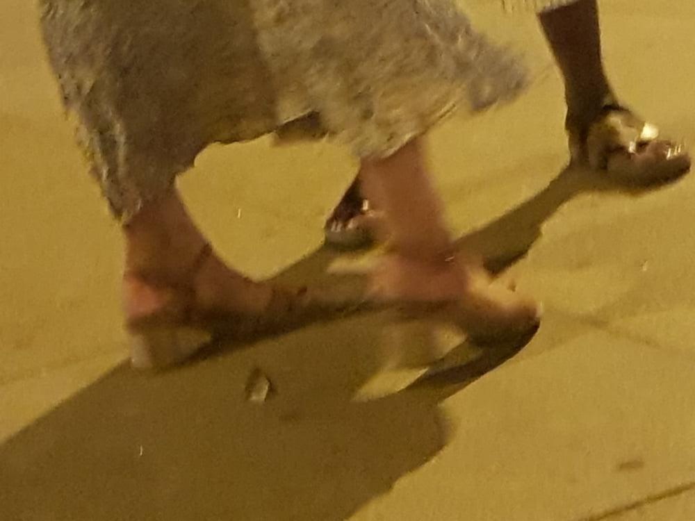 10P Capture of black and white feet