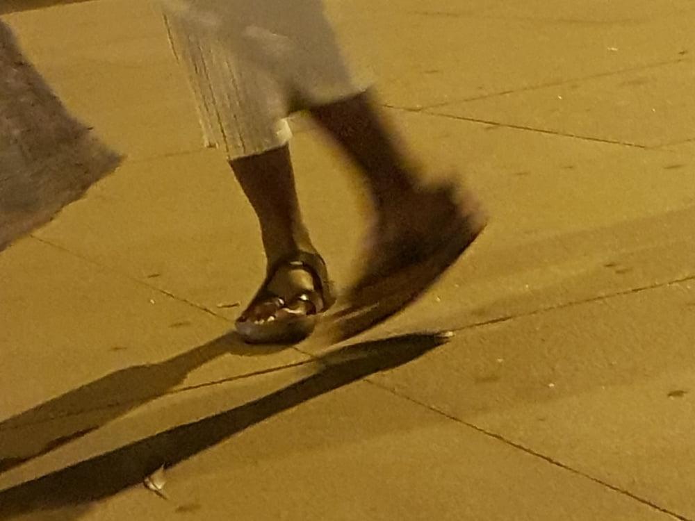 10P Capture of black and white feet