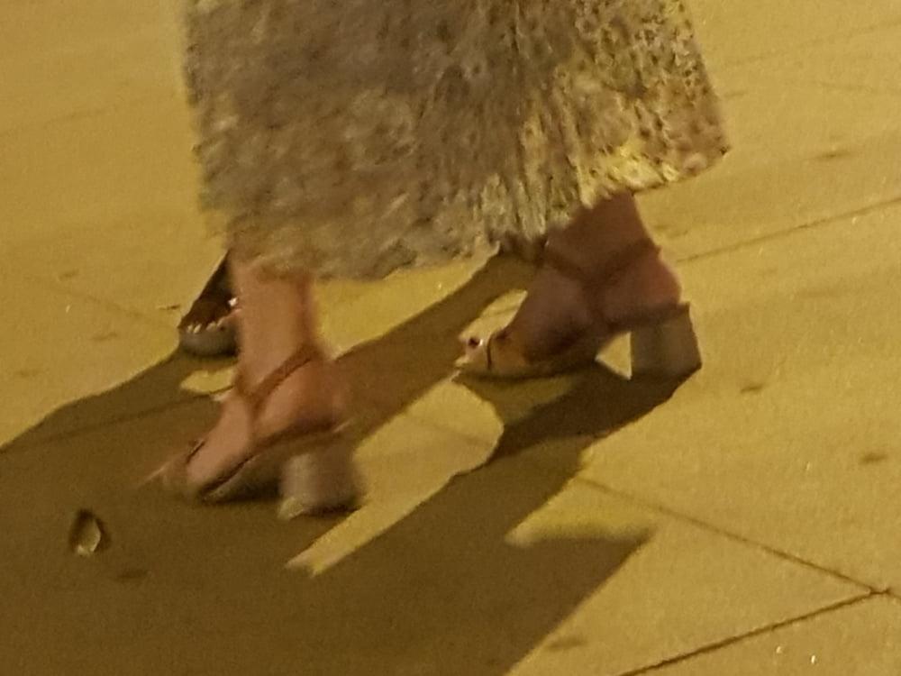 10P Capture of black and white feet