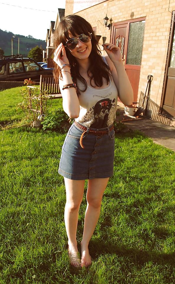 8P Facebook: Bare feet teens
