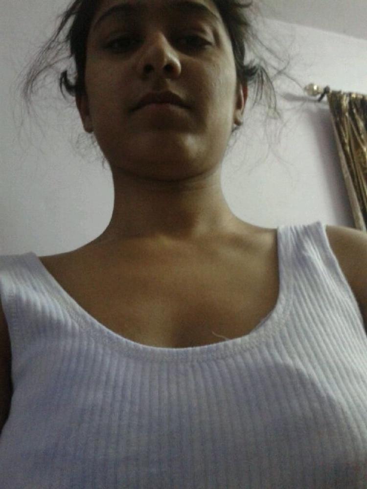 16P Cute Girl Nude Photos