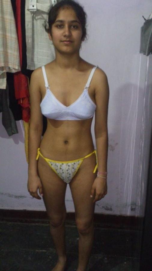 16P Cute Girl Nude Photos