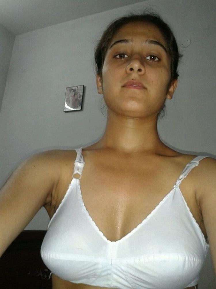 16P Cute Girl Nude Photos