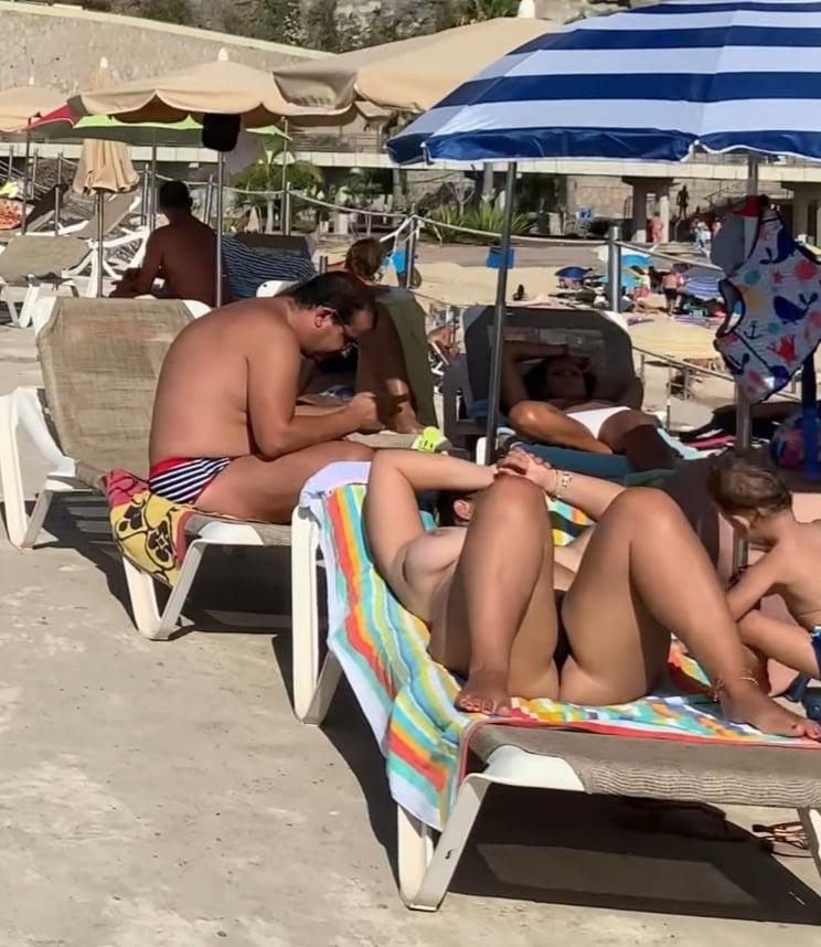 25P Topless beach