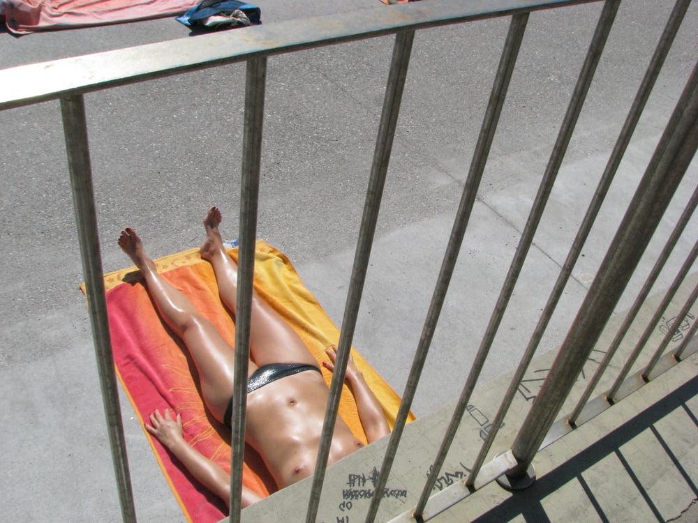 25P Topless beach