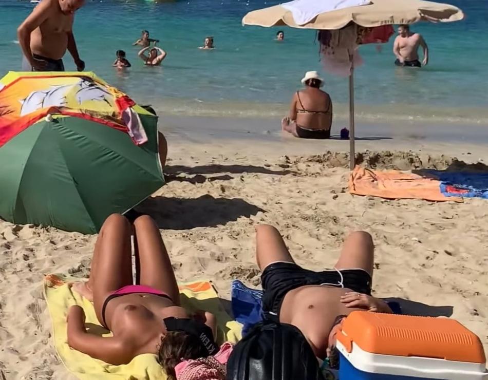 25P Topless beach