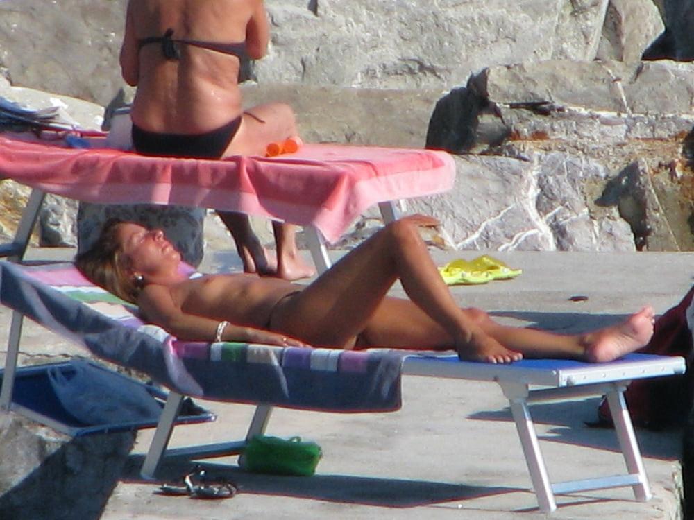 25P Topless beach
