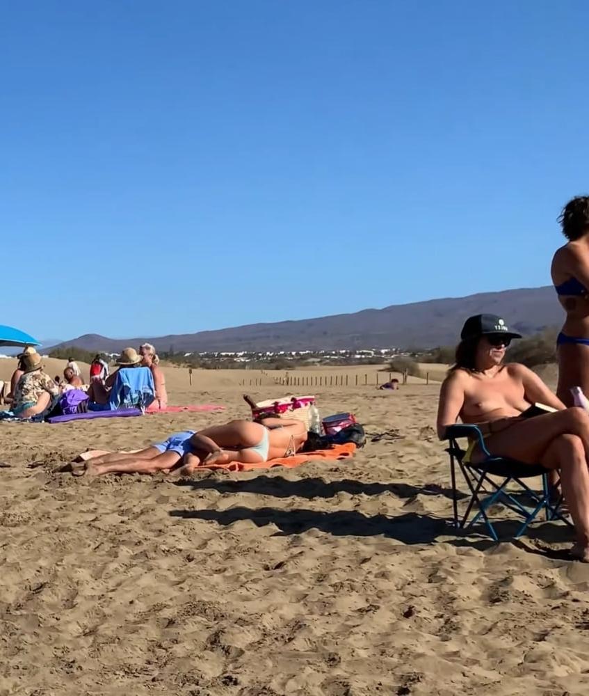 25P Topless beach