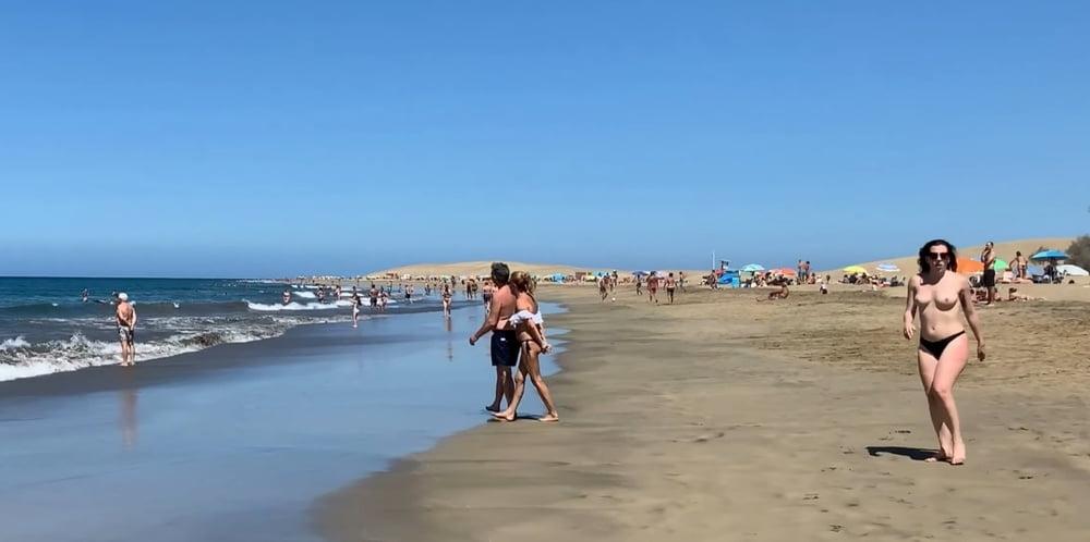 25P Topless beach