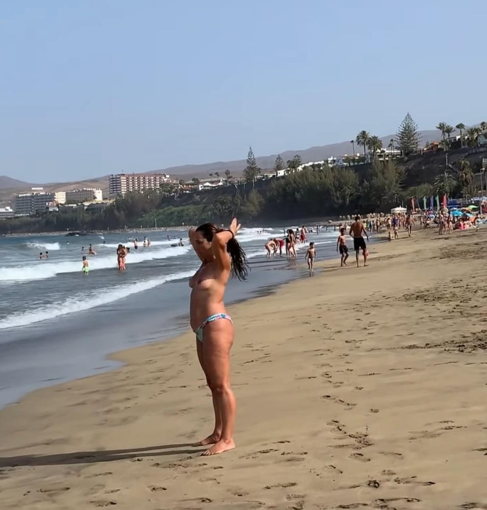 25P Topless beach