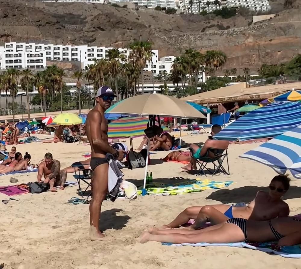 25P Topless beach