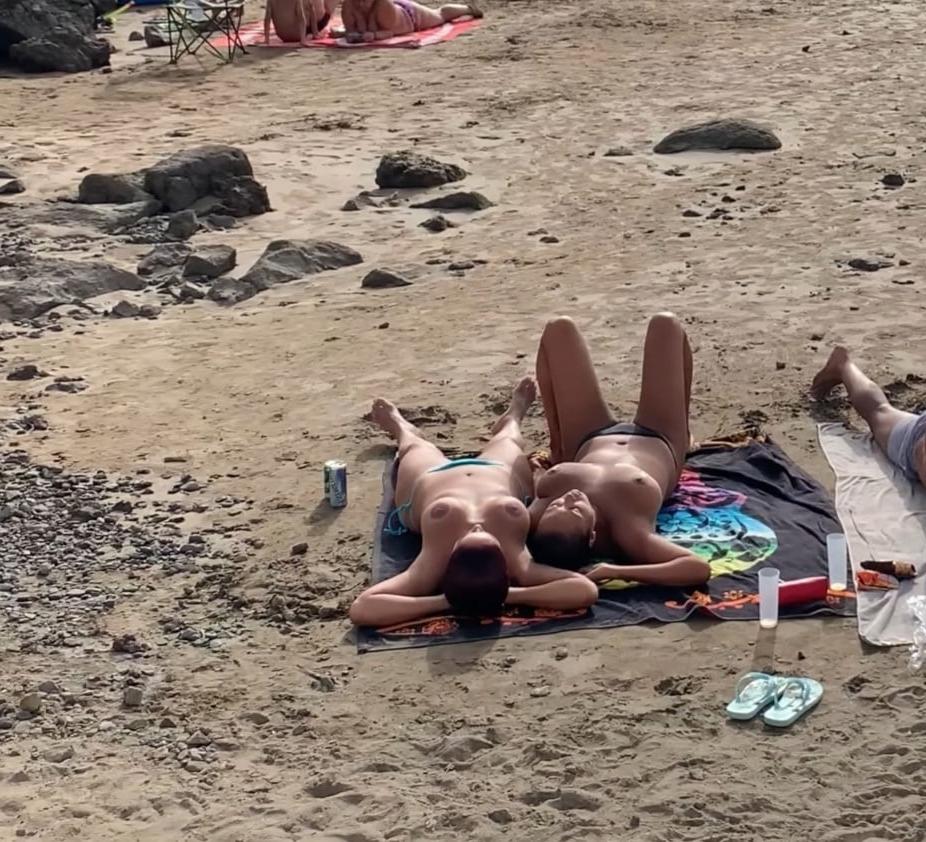 25P Topless beach