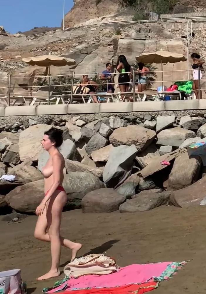 25P Topless beach