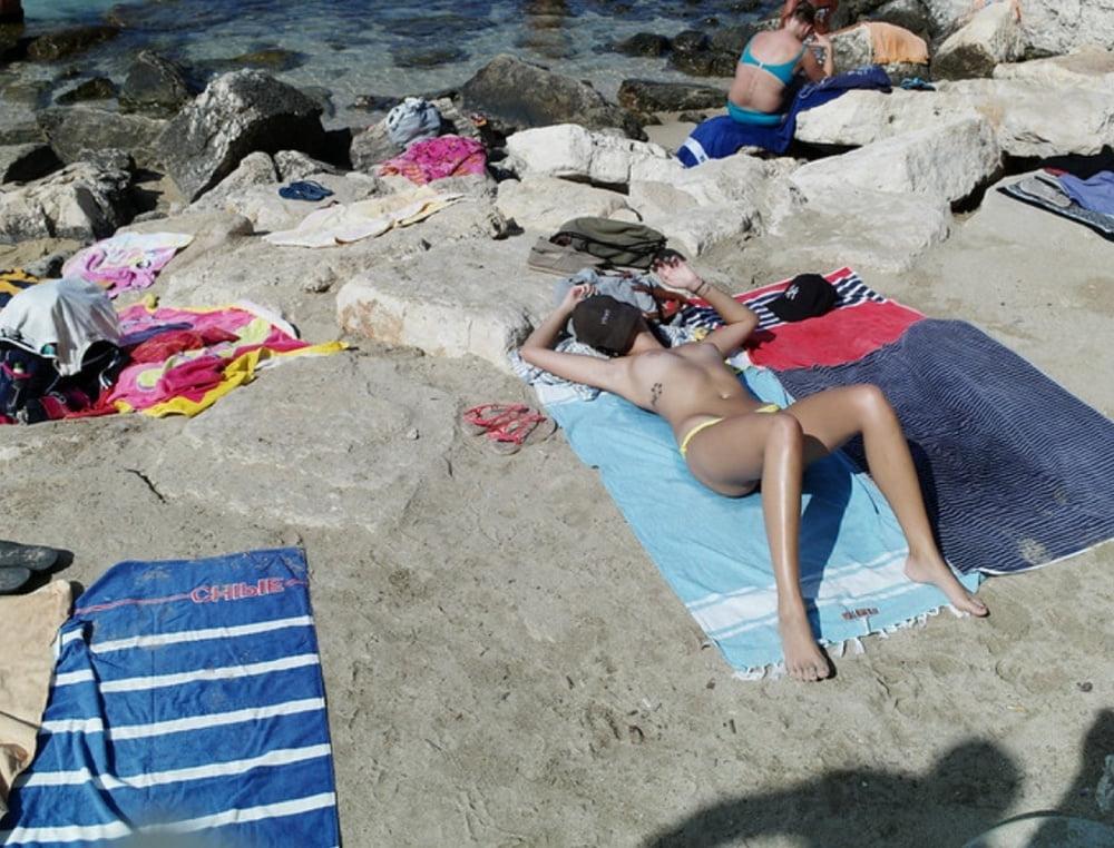 25P Topless beach