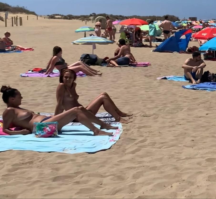 25P Topless beach
