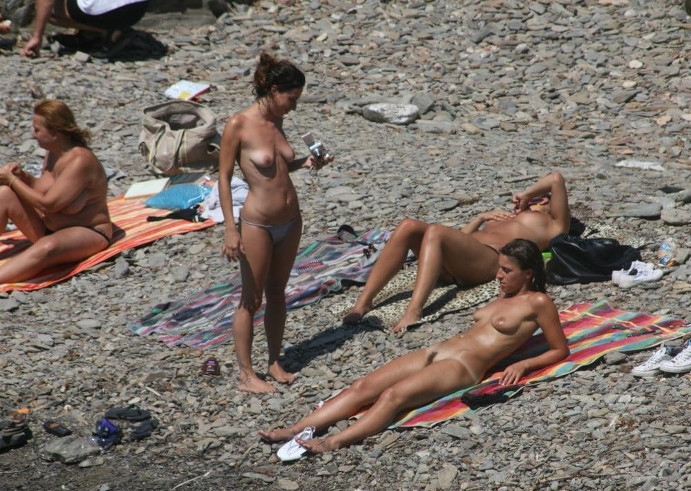25P Topless beach