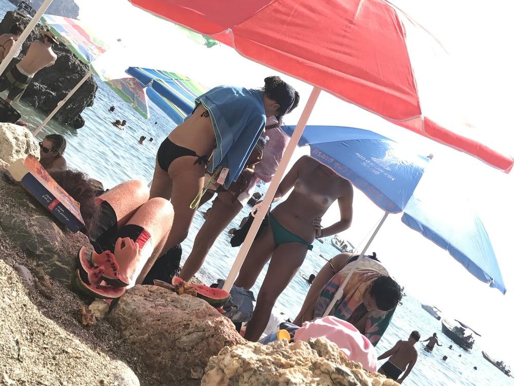 25P Topless beach