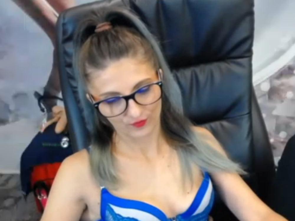 14P Hot Camgirl With Glasses (Cam, nerd, geek, European, dirty)