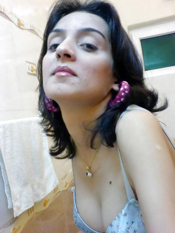 9P Indian babe posing topless - coolbudy