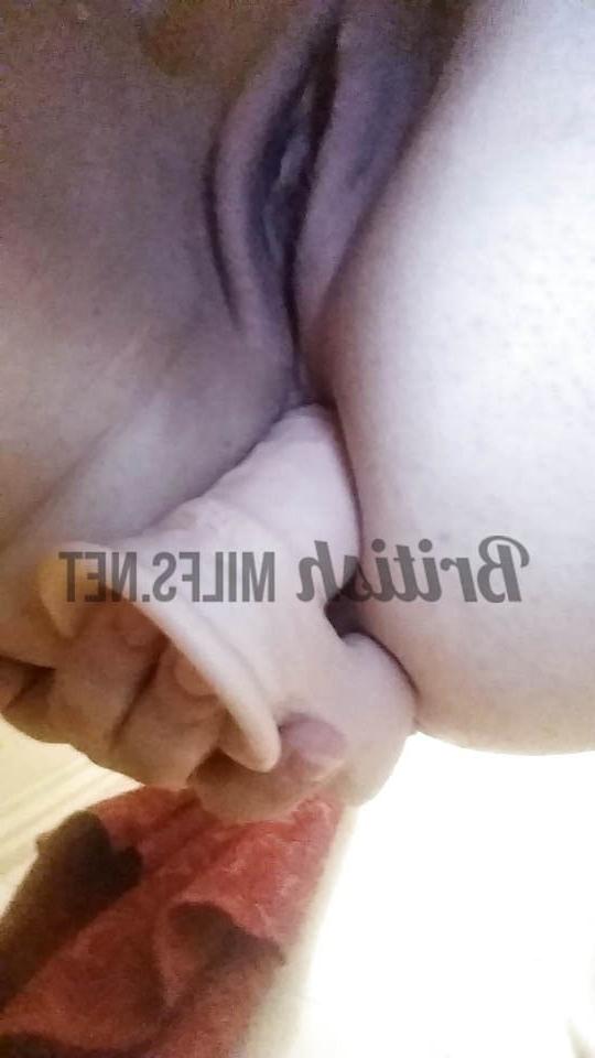 12P Chubby mum of 3 is bored at home