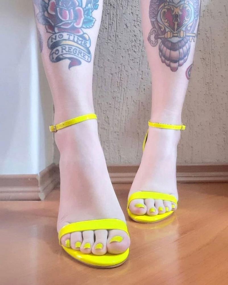 25P Feet girl