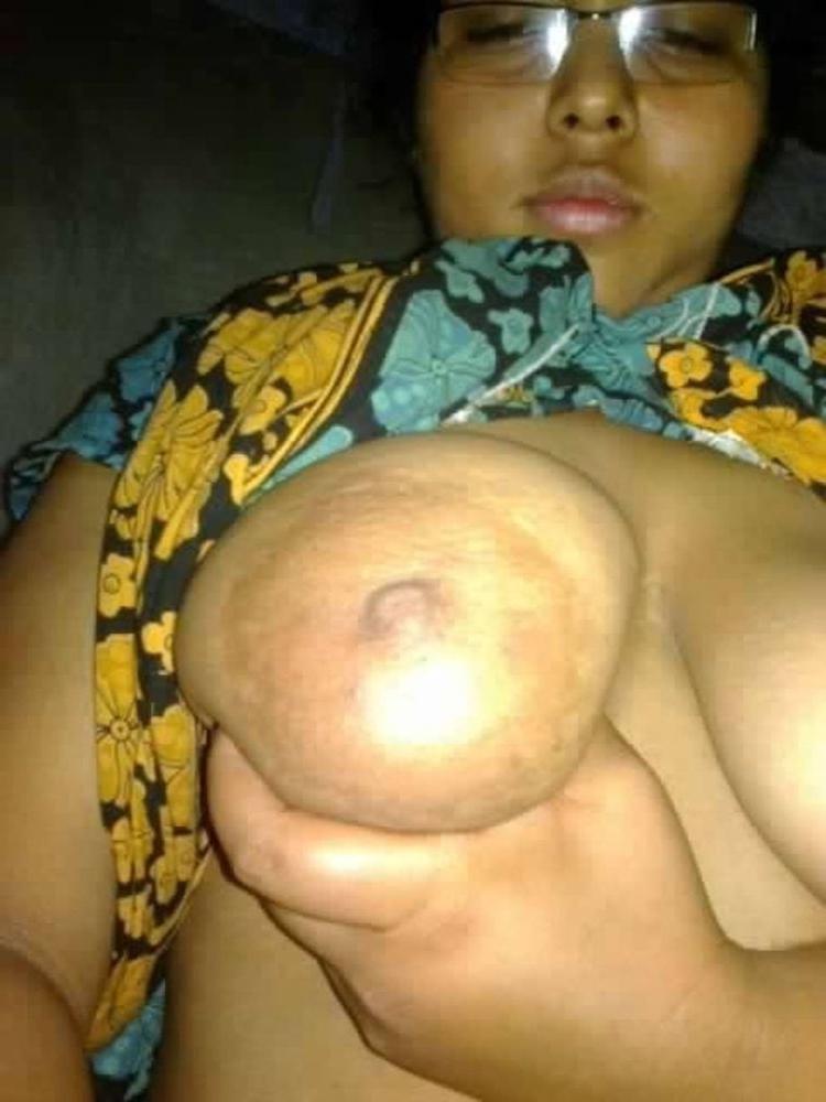 25P Indian chubby aunty clicking nude pics