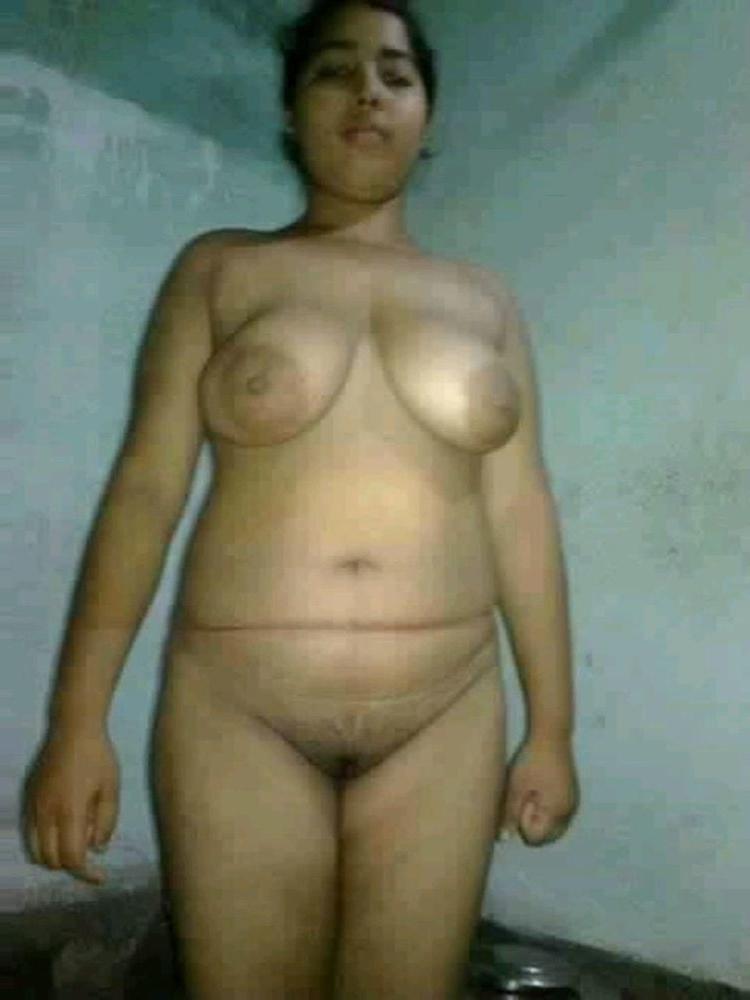 25P Indian chubby aunty clicking nude pics