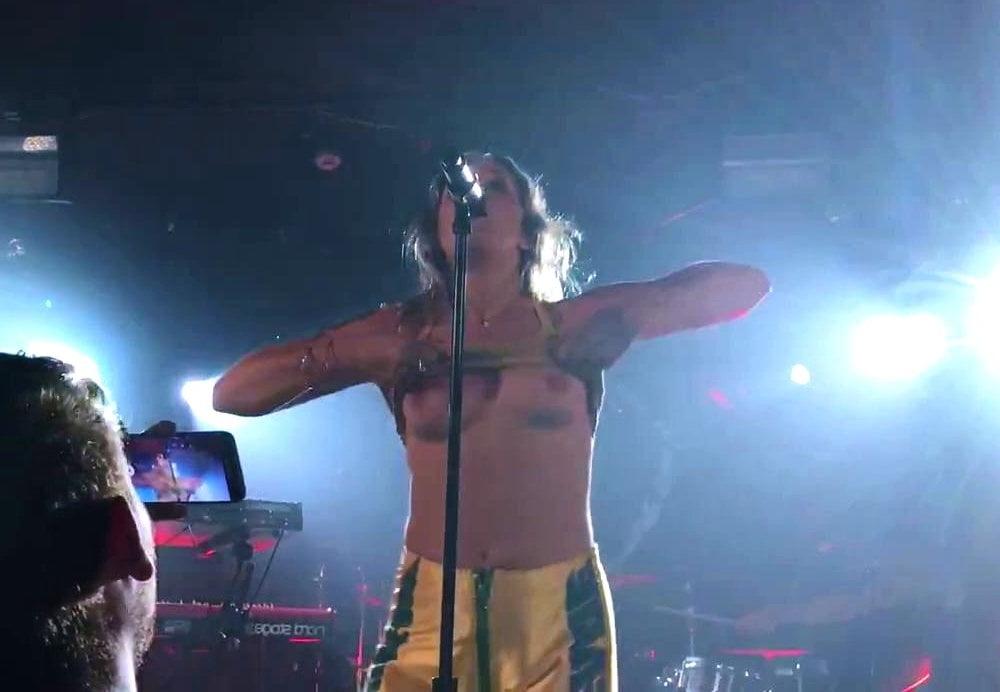 25P Tove Lo topless singer