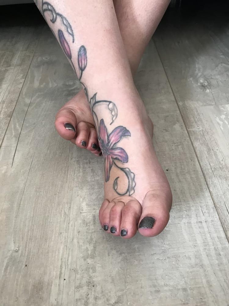 6P My wifes sexy feet
