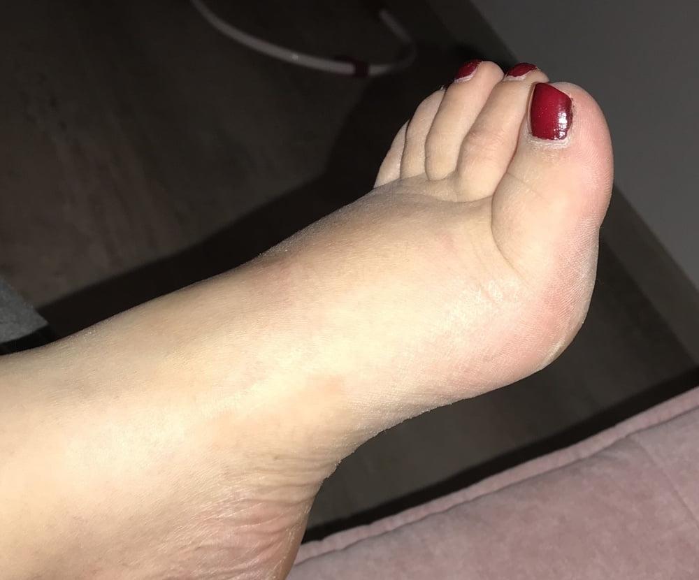 6P My wifes sexy feet