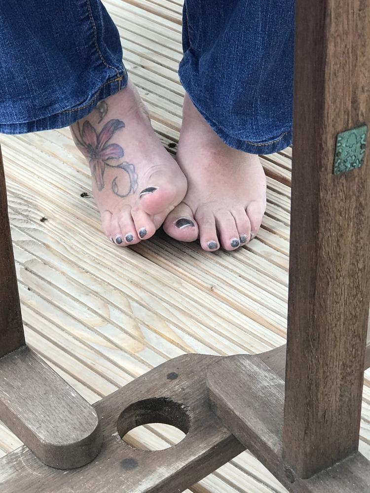 6P My wifes sexy feet