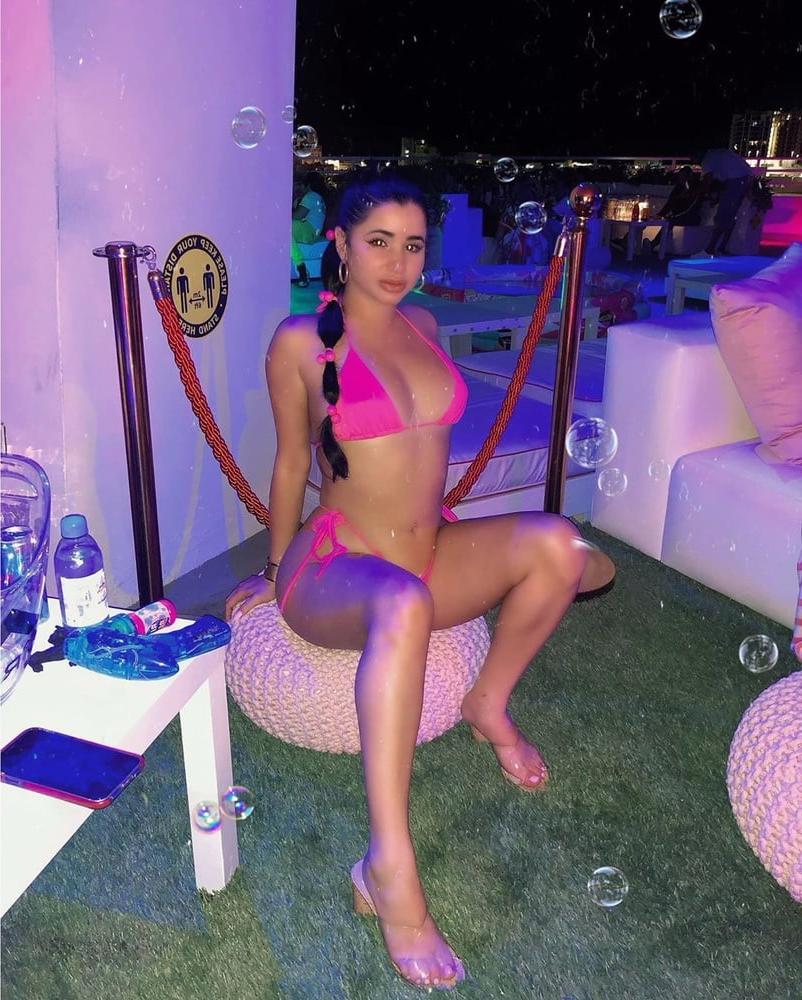 25P British Sluts Abroad On Holiday Tits Ass Bikini