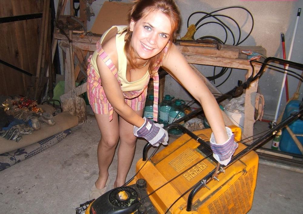 25P Ellen Topless In The Garage