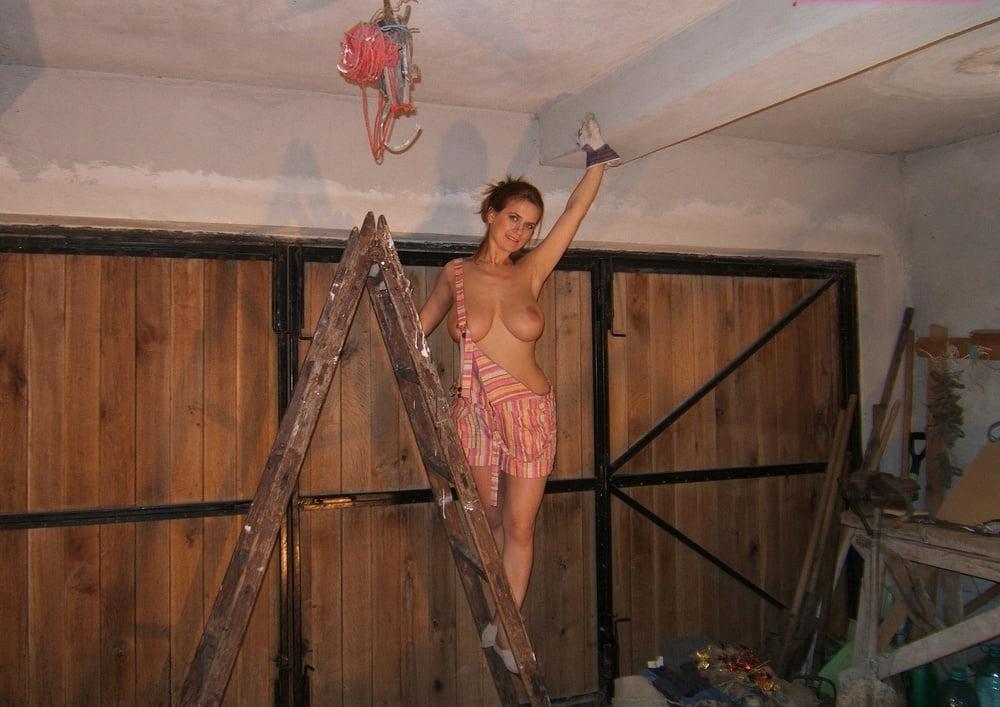 25P Ellen Topless In The Garage