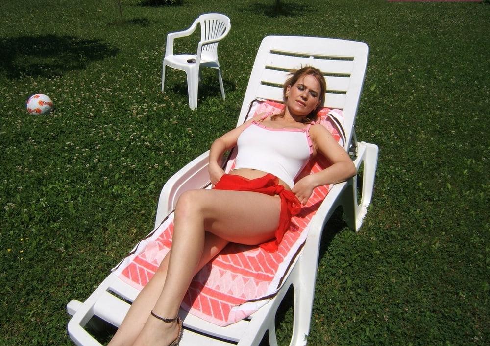 25P Ellen Topless In The Backyard