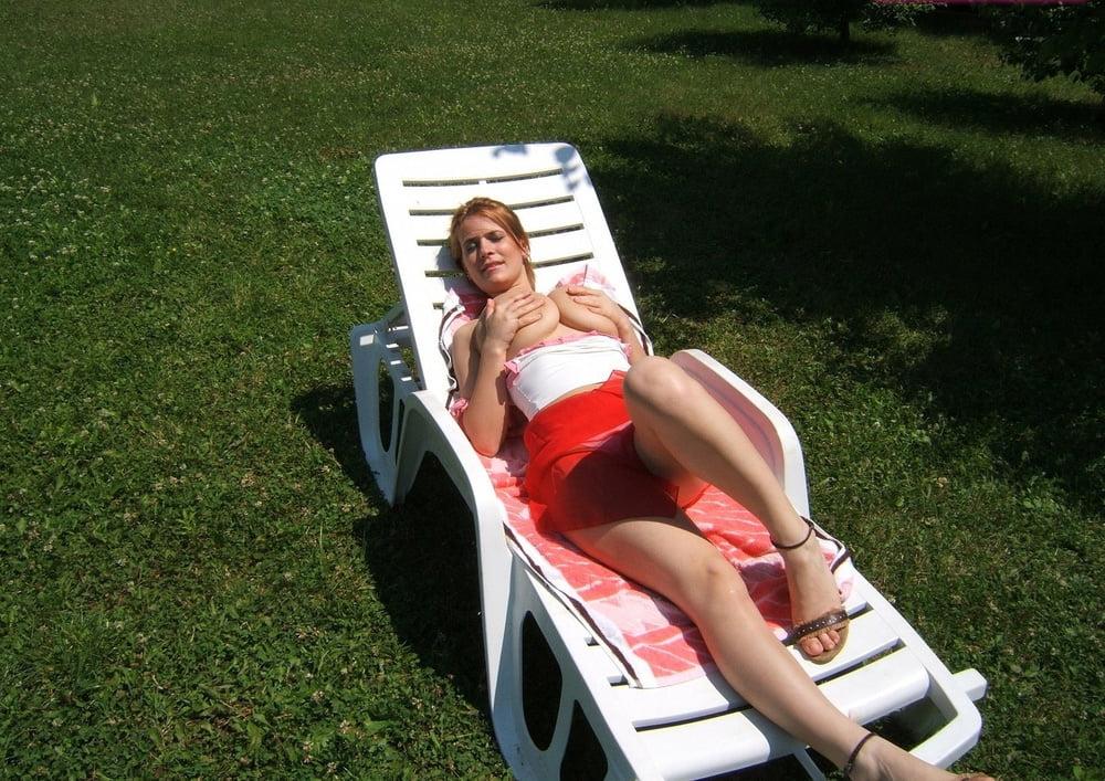 25P Ellen Topless In The Backyard