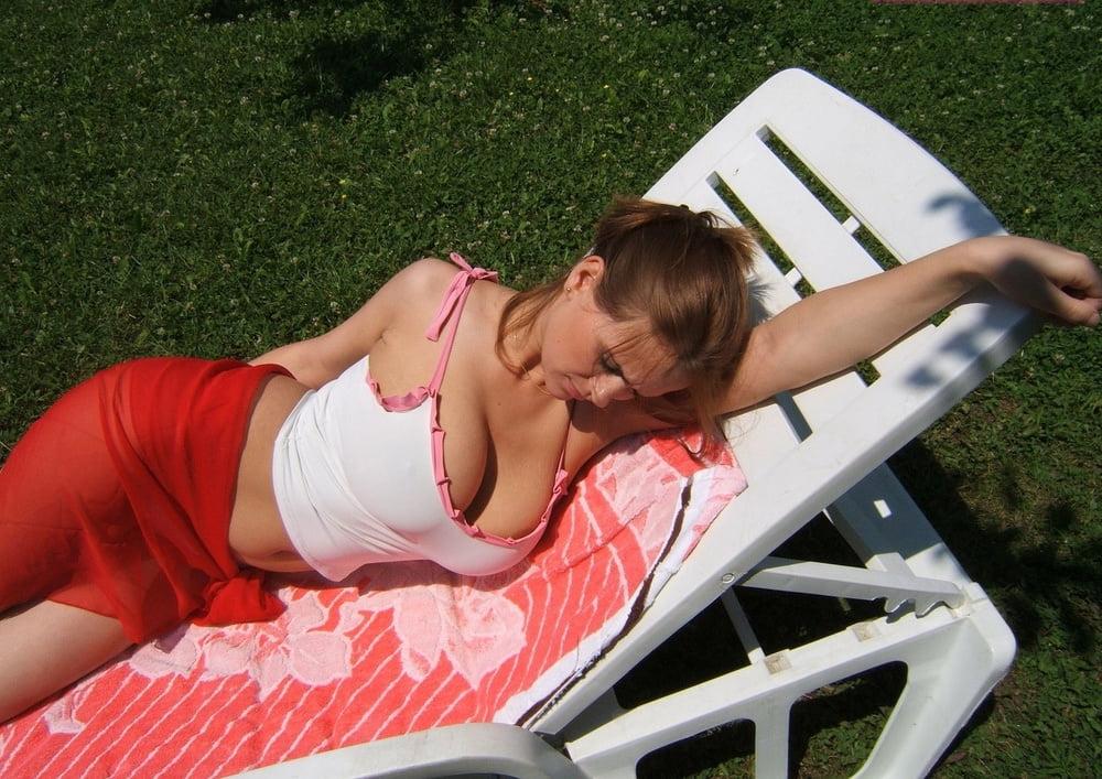 25P Ellen Topless In The Backyard