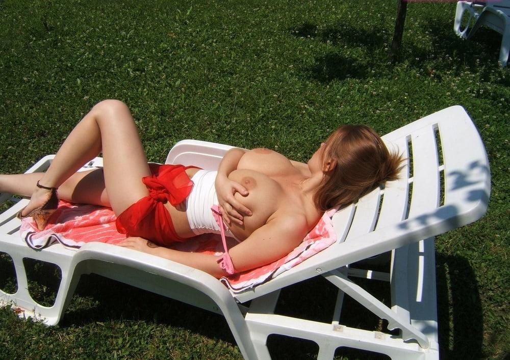 25P Ellen Topless In The Backyard