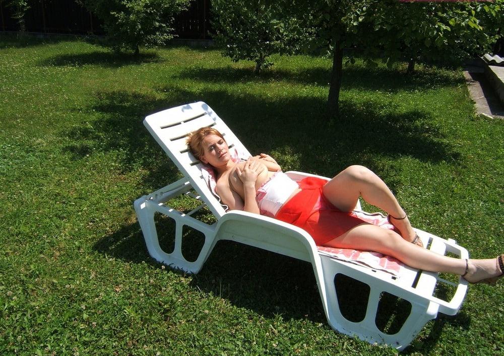 25P Ellen Topless In The Backyard