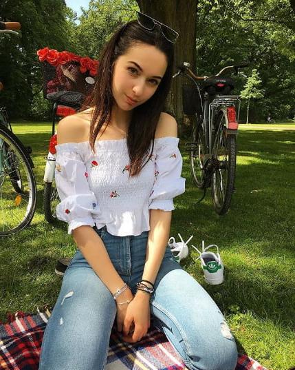 25P Very Cute Girl