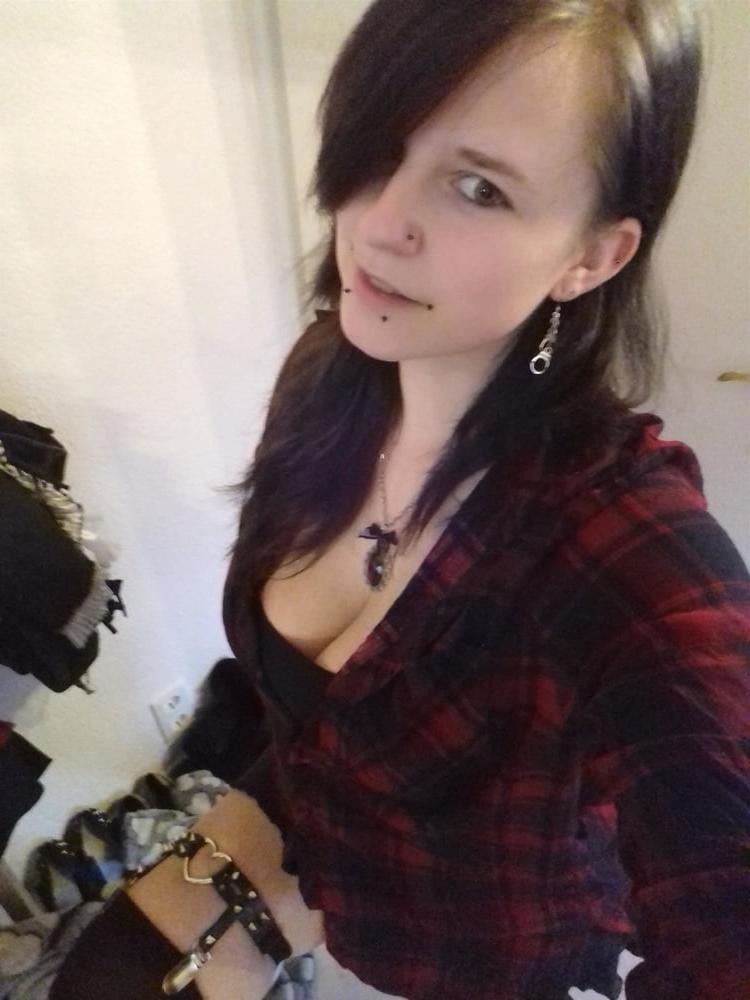 16P Punk Chick Roxy mit fetten Titten