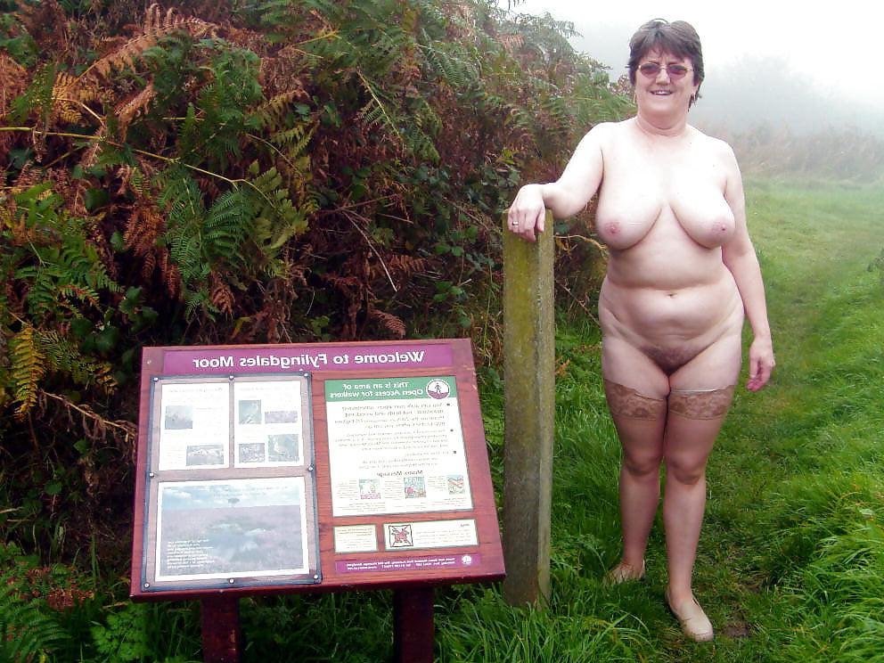 25P British Hotwives flashing