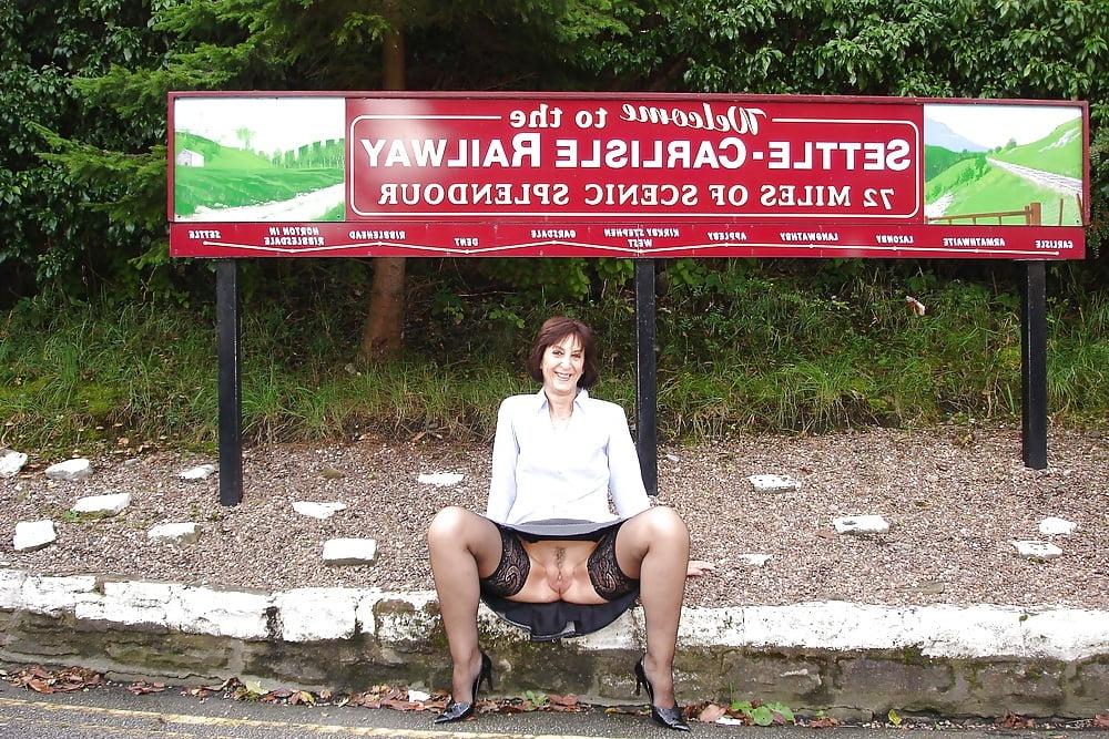 25P British Hotwives flashing