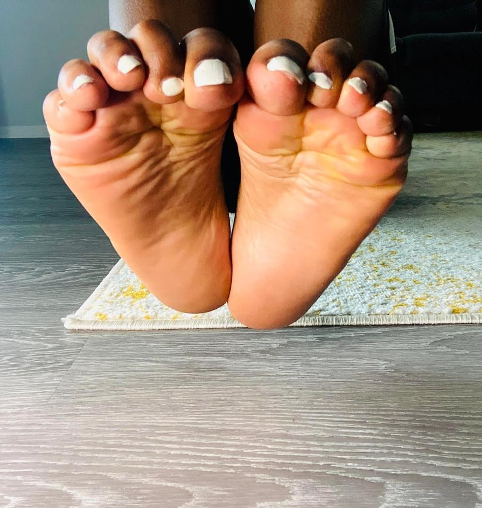 25P My wife's feet pics, 2019-20.