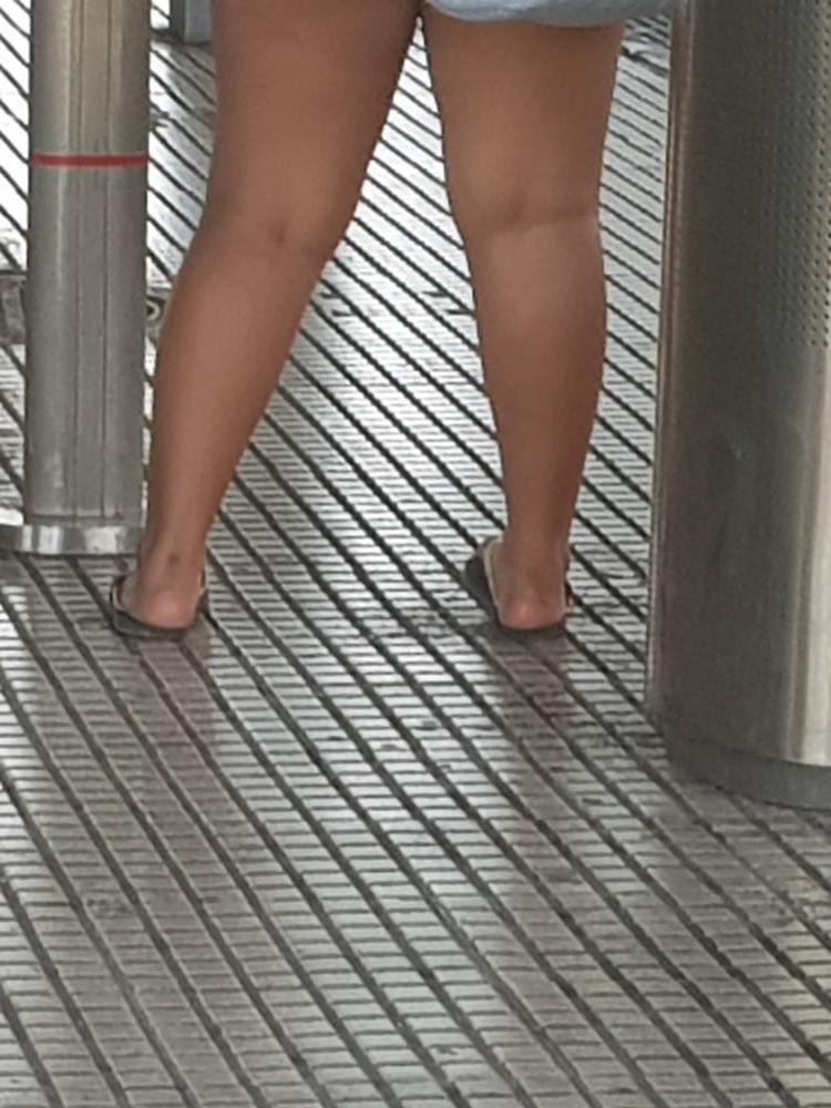 10P Candid capture of sexy chubby lating girl