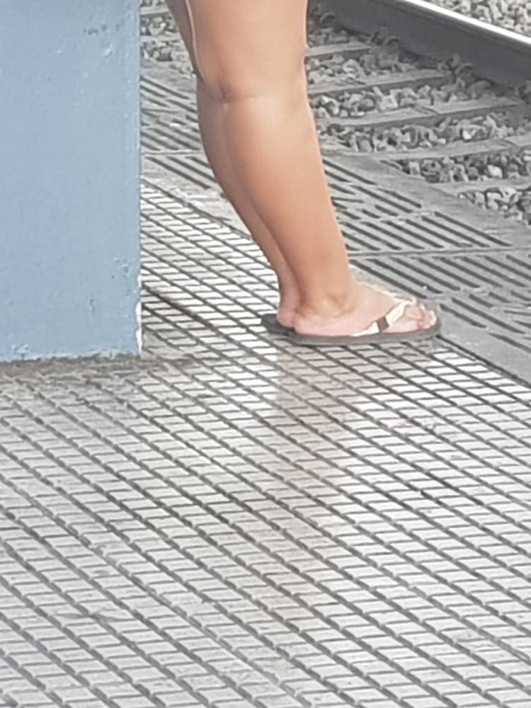10P Candid capture of sexy chubby lating girl