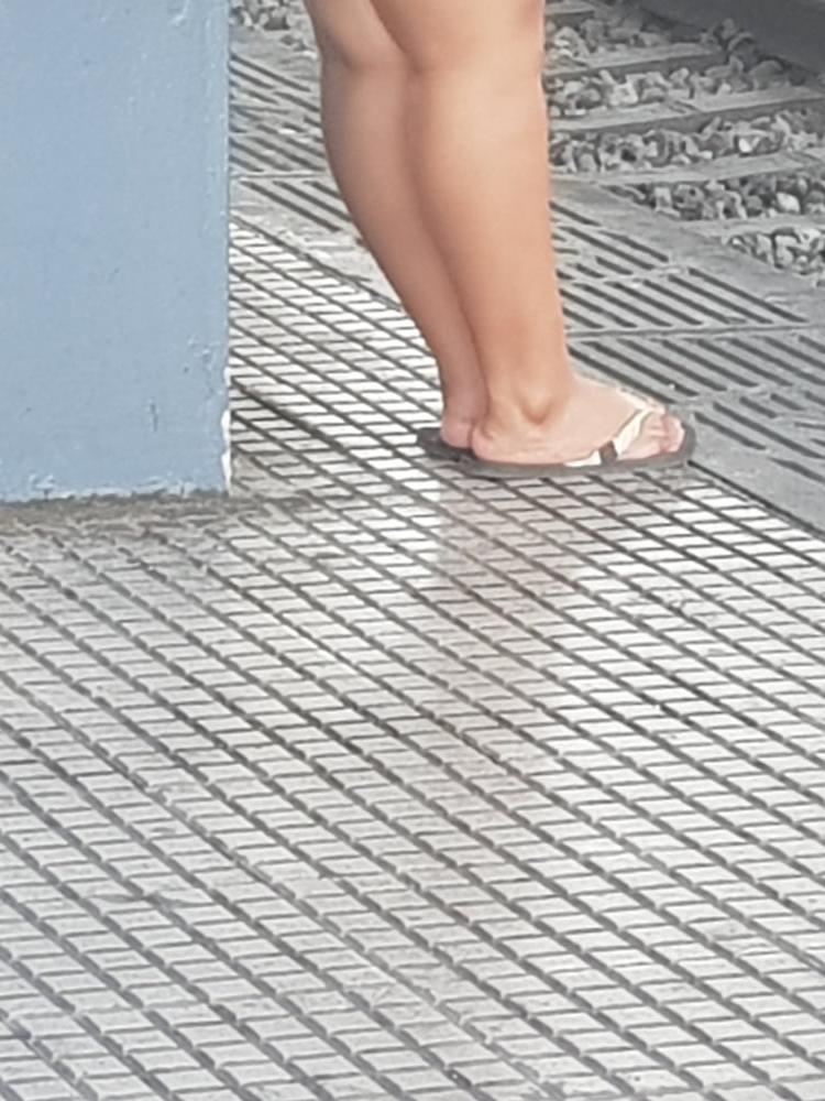 10P Candid capture of sexy chubby lating girl