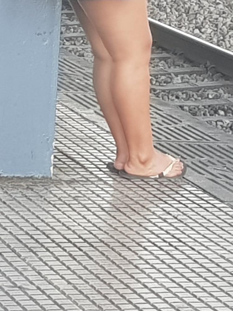10P Candid capture of sexy chubby lating girl