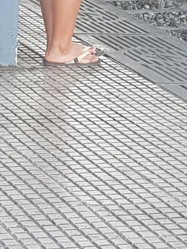 10P Candid capture of sexy chubby lating girl